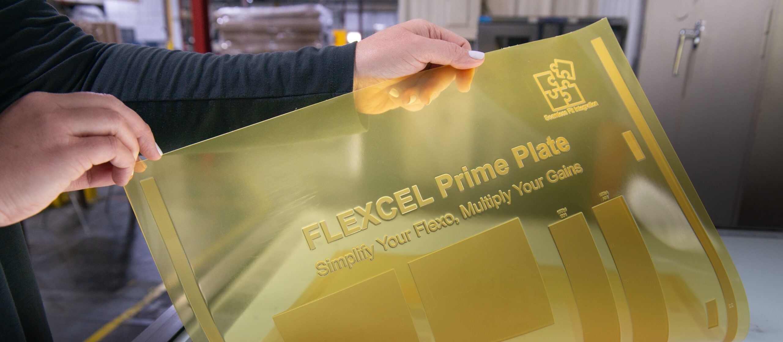 Plancha FLEXCEL Prime con muestras de impresión y el lema de la tecnología