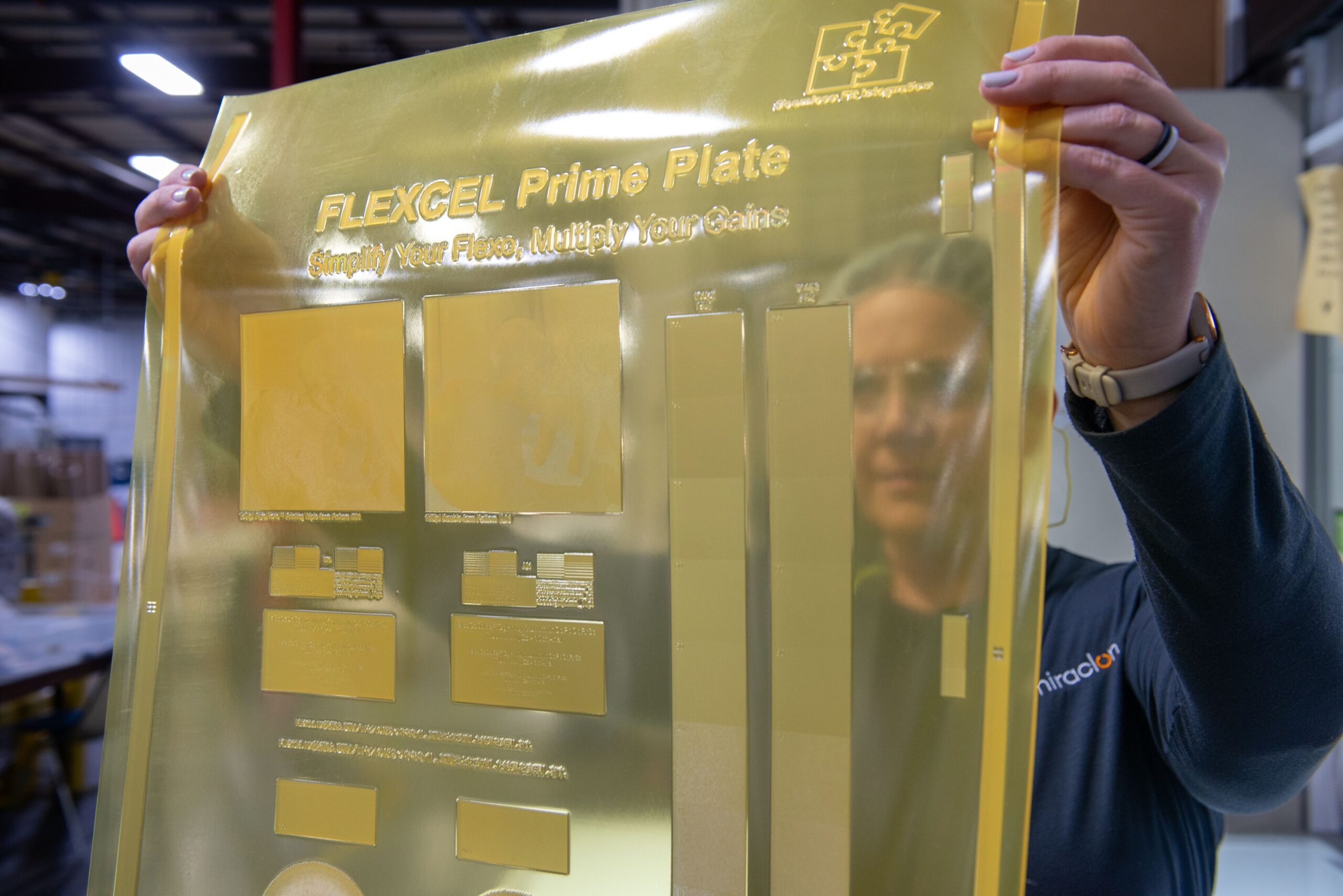 Una persona sostiene una plancha FLEXCEL Prime durante su manipulación en un entorno de producción